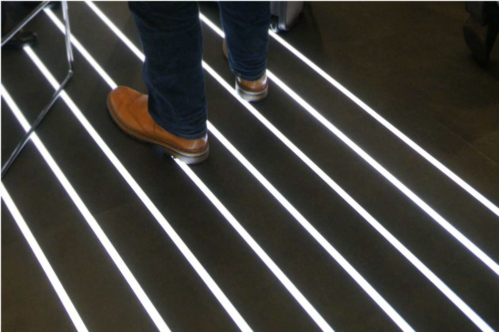 LATTIA12 lattiaan asennettava LED profiili esimerkki