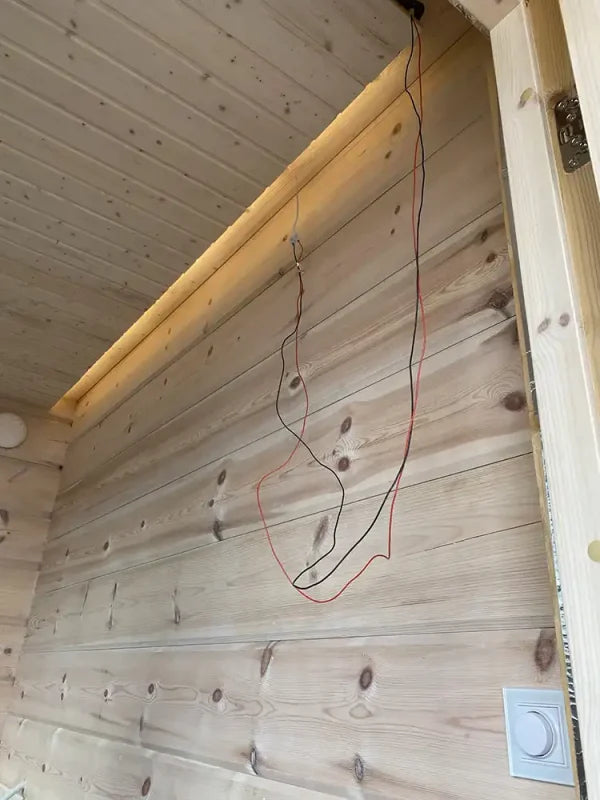 Mökin saunatuvan epäsuora valaistus