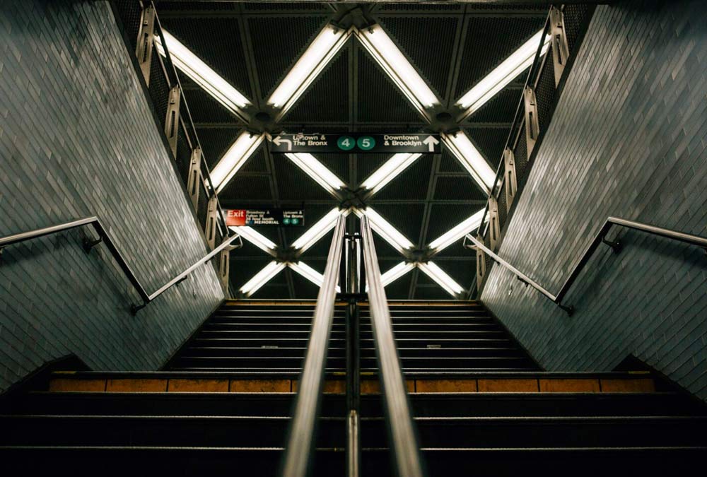 LED loisteputkivalaisimet hallissa