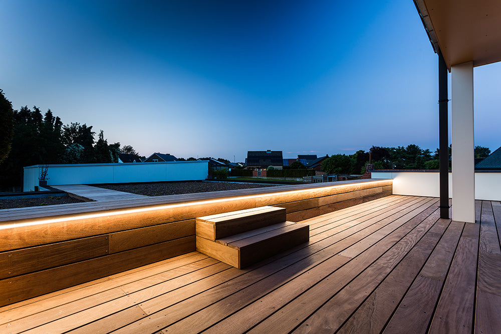 LED-nauha terassille kaiteeseen