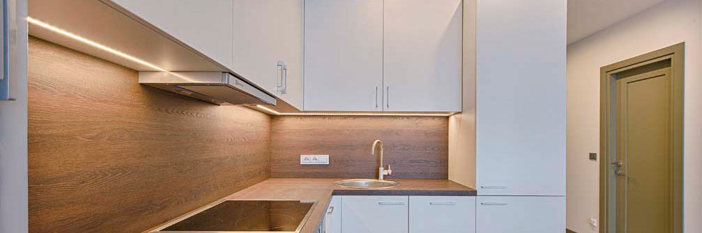 Keittiön LED-profiilit – moderni ja tyylikäs valaistus keittiön välitilassa.