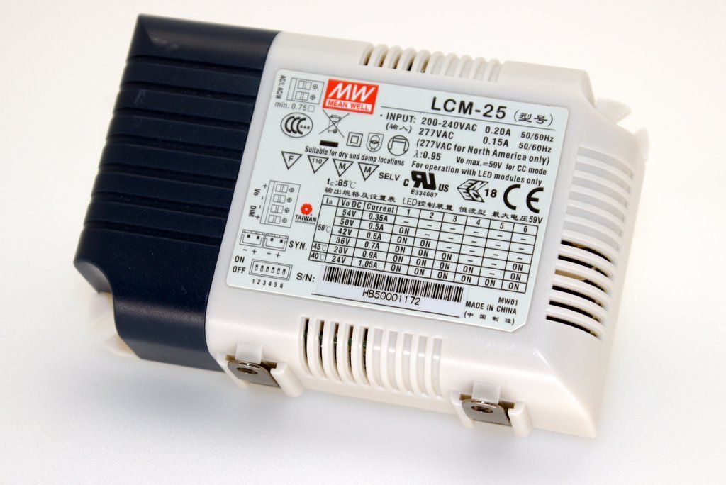 25W himmennettävä virtalähde LED-valoille, LCM-25, eristetty muovikotelo, sisäänrakennettu PFC-toiminto.