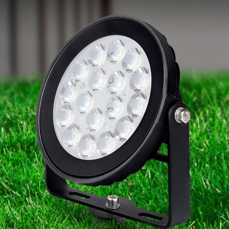 9W RGB+CCT LED-puutarhavalaisin mustalla rungolla vihreällä nurmikolla.