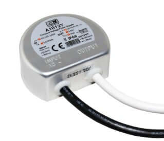 12V LED-muuntaja kattokuppiin, kompakti ja vesi- ja pölynkestävä, IP67, malli A1012Y.