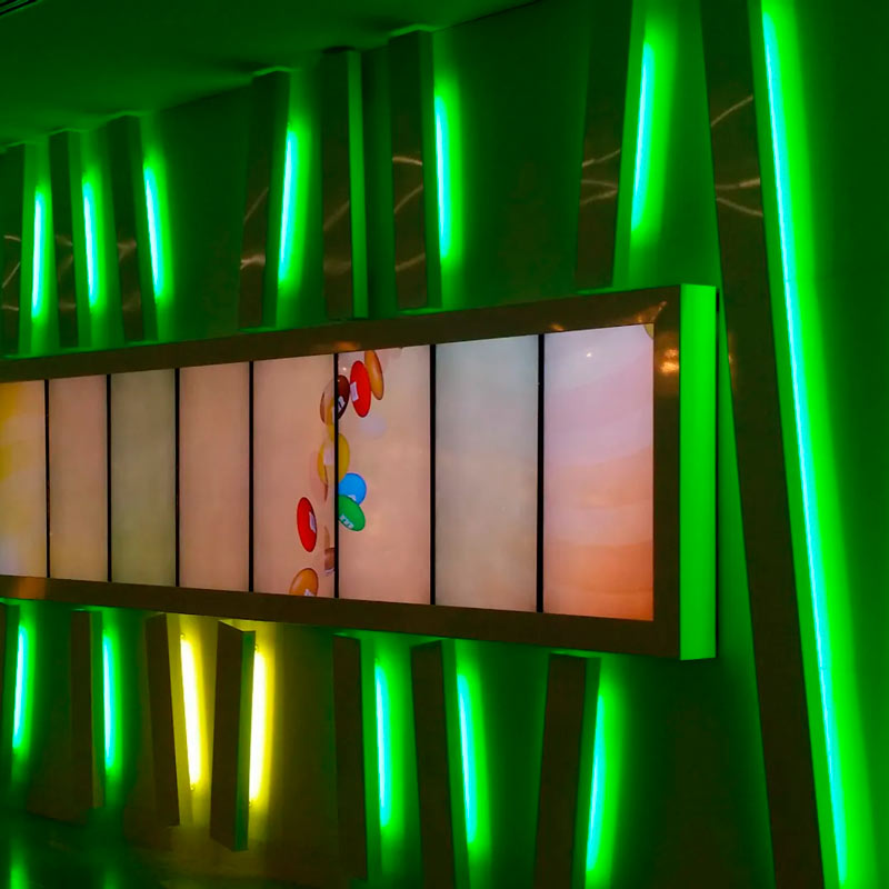 COB-RGB-15W-m-24v-pisteetön-led-valonauha-ip20-5m-seinässä