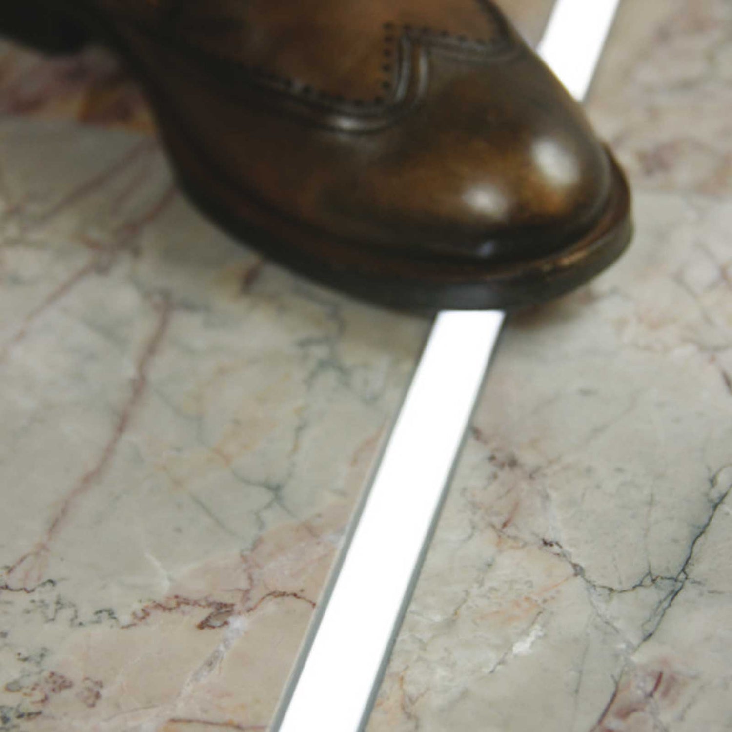 LATTIA12-lattiaan-asennettava-led-profiili (7)