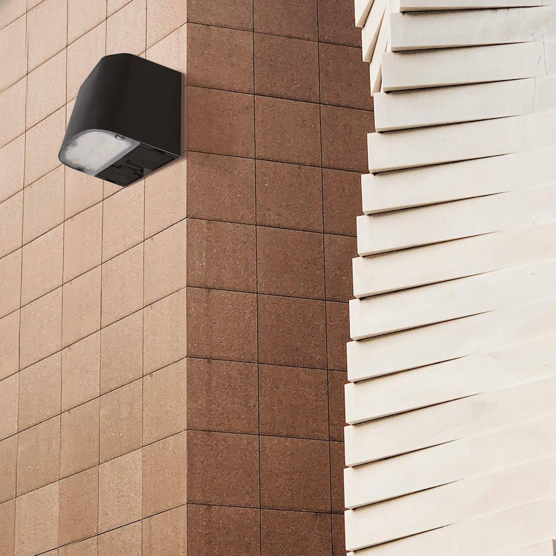 LUMO 8W MUSTA LED-Seinävalaisin alas 3000K/4000K pistorasioilla, 800lm IP44