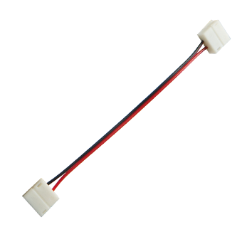 Koteloitu jatkoliitin 10mm LED-nauhoille 150mm johdolla näkyy kuvassa.
