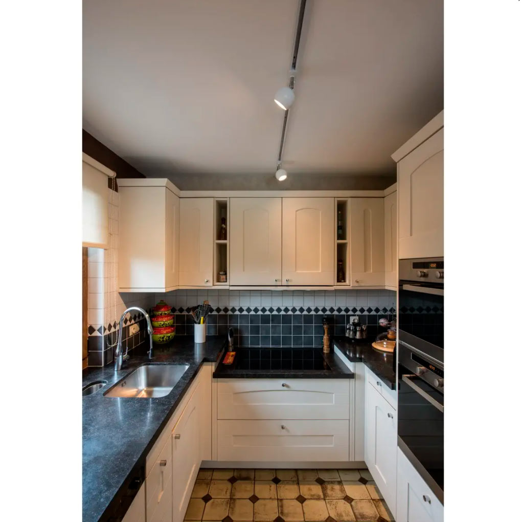 light-eye-1-vaihekiskovalaisin-pyöreä-valkoinen-keittiössä