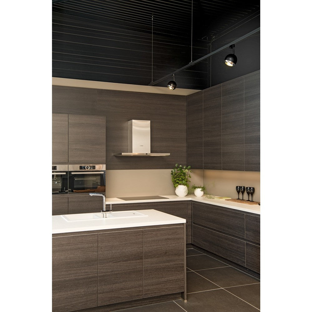 light-eye-pyöreä-musta-3-vaihekiskovalasin-keittiössä