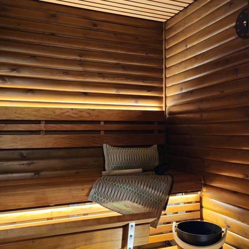 Moderni sauna, jossa PISTEETÖN SAUNA LED-valonauha 2700K luo tunnelmallista valaistusta lämpimällä puulla.