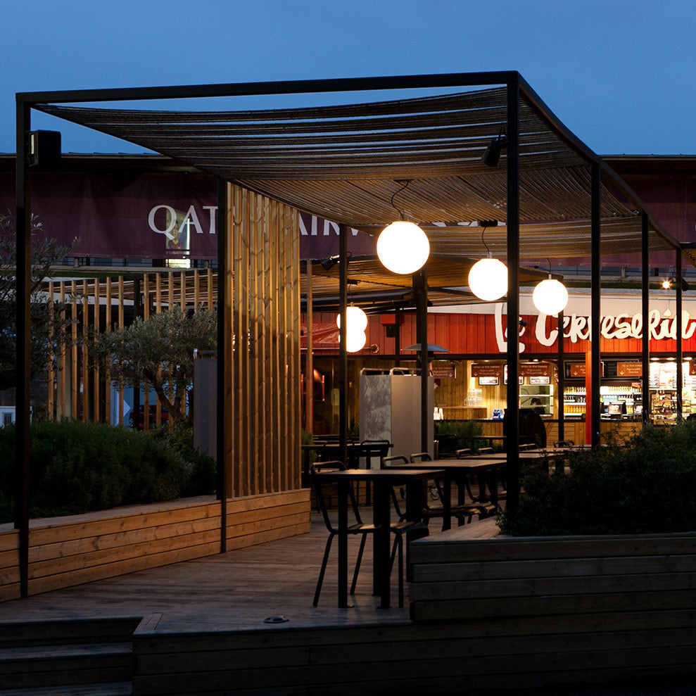 ulko-riippuvalaisin-cisne-ravintolassa