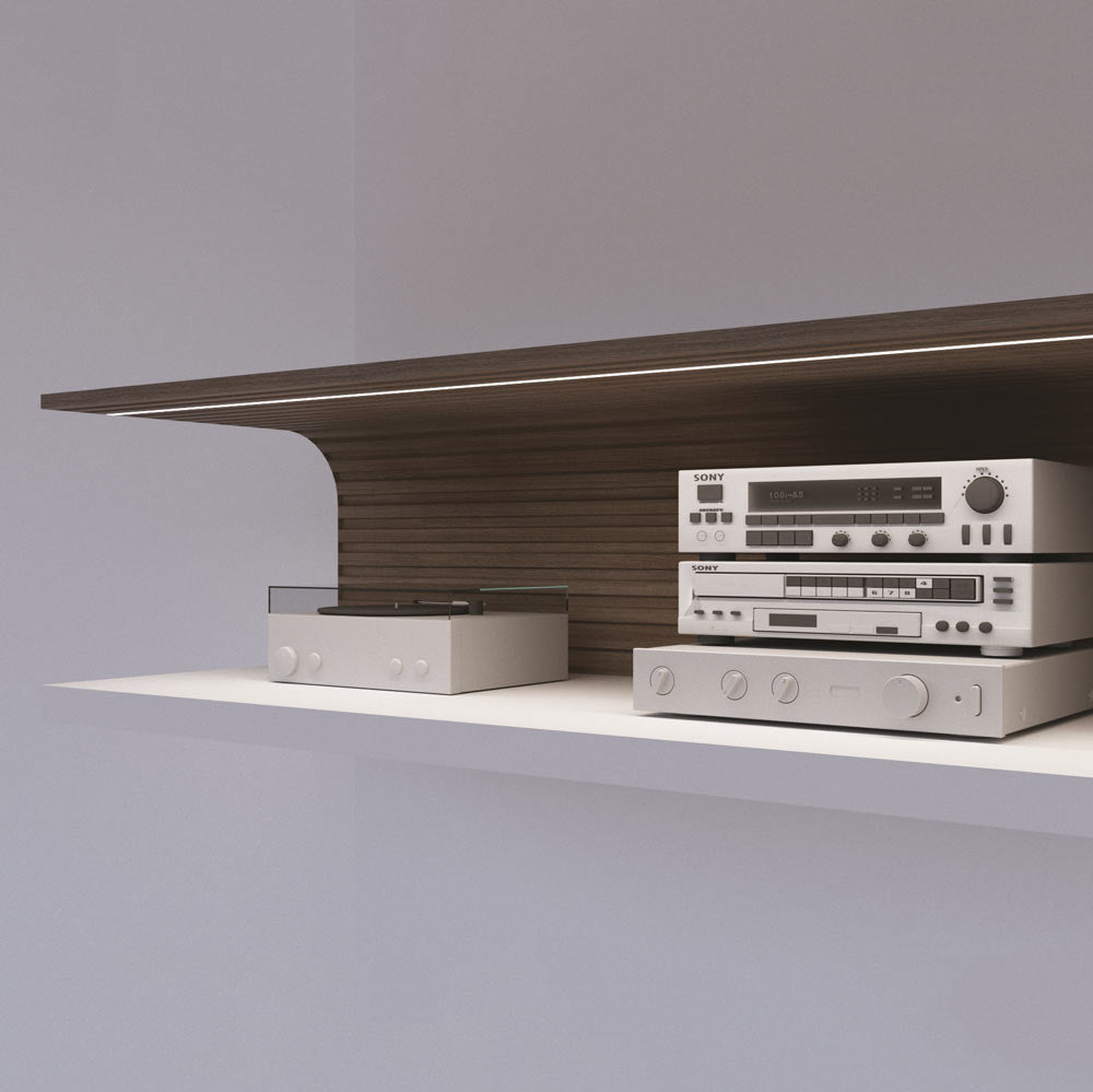 ura10-uppoasennettava-led-profiili-kirjahyllyssä-koristevalaistuksessa