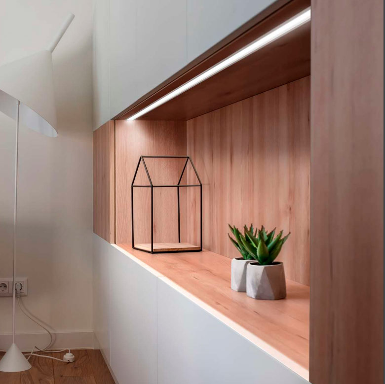 viisto-uppo14-led-profiili-kirjahyllyssa