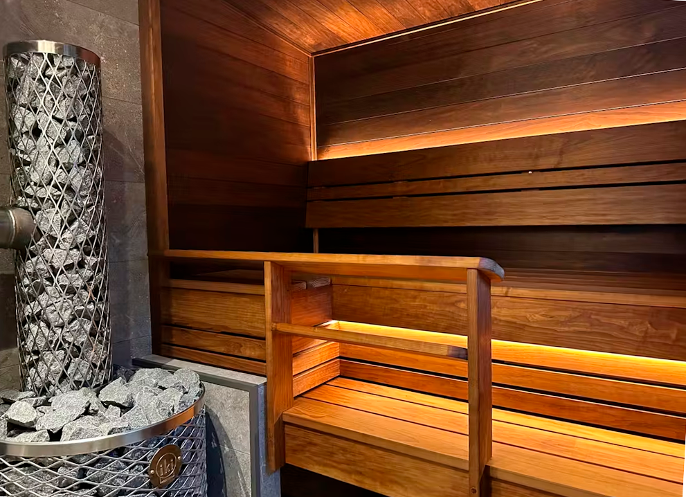Saunavalaistus äärimmäisiin lämpötiloihin – Luo ylellinen kotikylpylä, moderni sauna LED-valoilla ja lämpöpuupenkeillä.