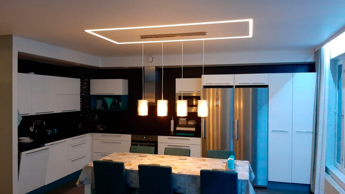 LED-profiilit upotettuna keittiön kattoon