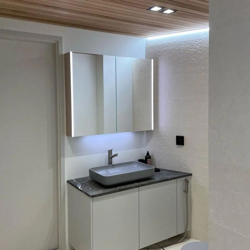 Kylpyhuoneen katonrajassa LED-valonauha