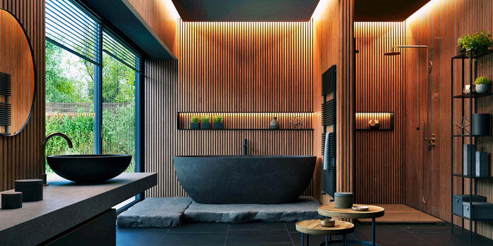 Kylpyhuoneen valaistus rimapaneelilla tyylikkäässä kylpyhuoneessa modernilla sisustuksella.