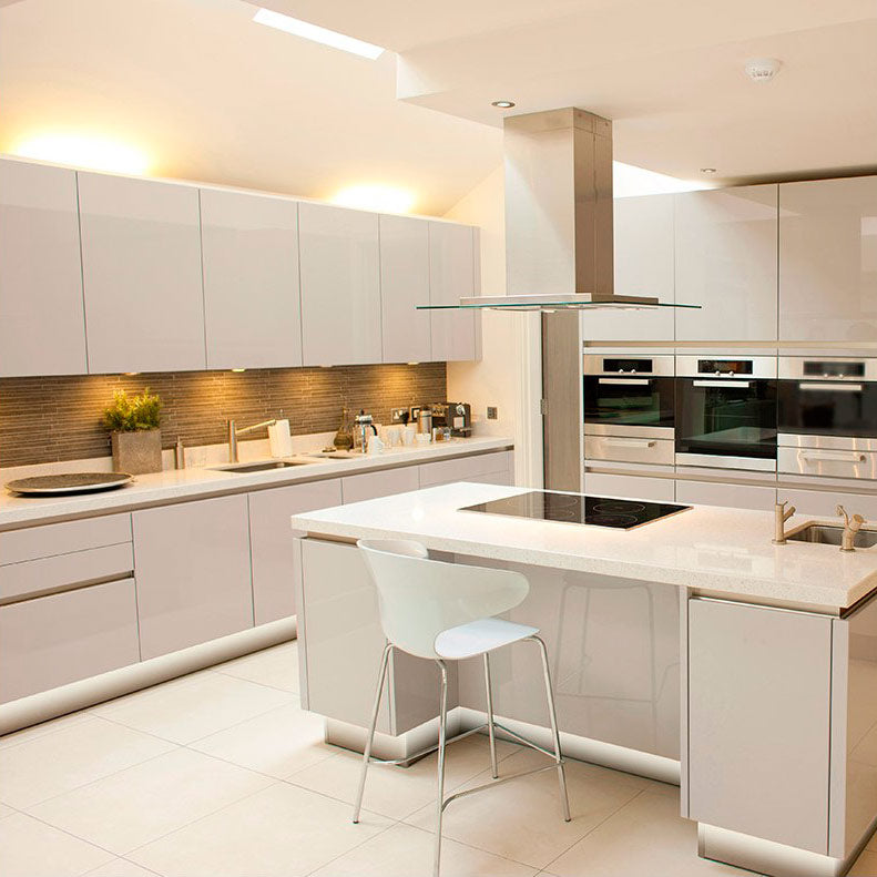 Skandinaavinen keittiövalaistus LED-valoilla modernissa keittiössä, jossa on vaaleat kaapistot ja avara layout.