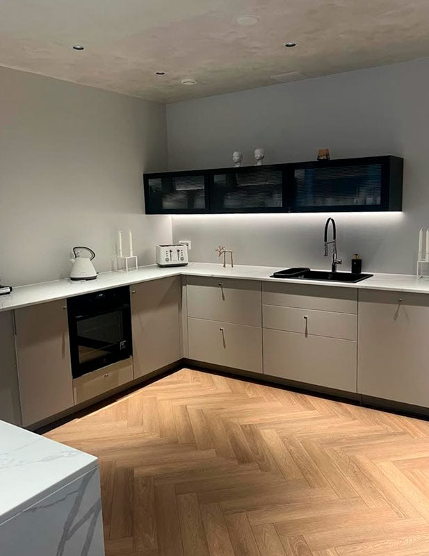 LED-valonauha saumattomaan valaisuun – Vältä pisteet modernilla COB-tekniikalla keittiössä.