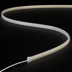 PISTEETÖN SAUNA LED-valonauha 2700K kaareva LED-valonauha mustalla taustalla, joka on suunniteltu saunaan.