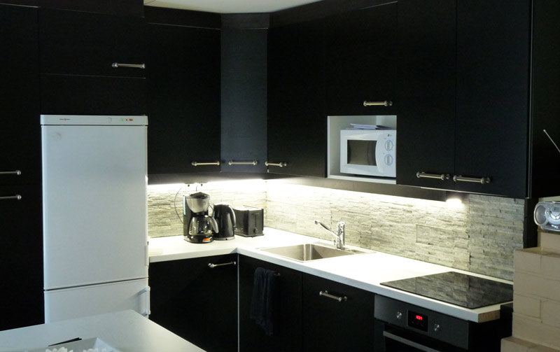 Keittiövalaistus LED-nauhoilla mustassa keittiössä