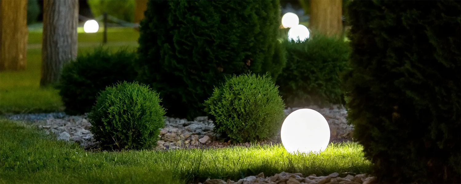 Pihan LED-valaistus valopalloilla
