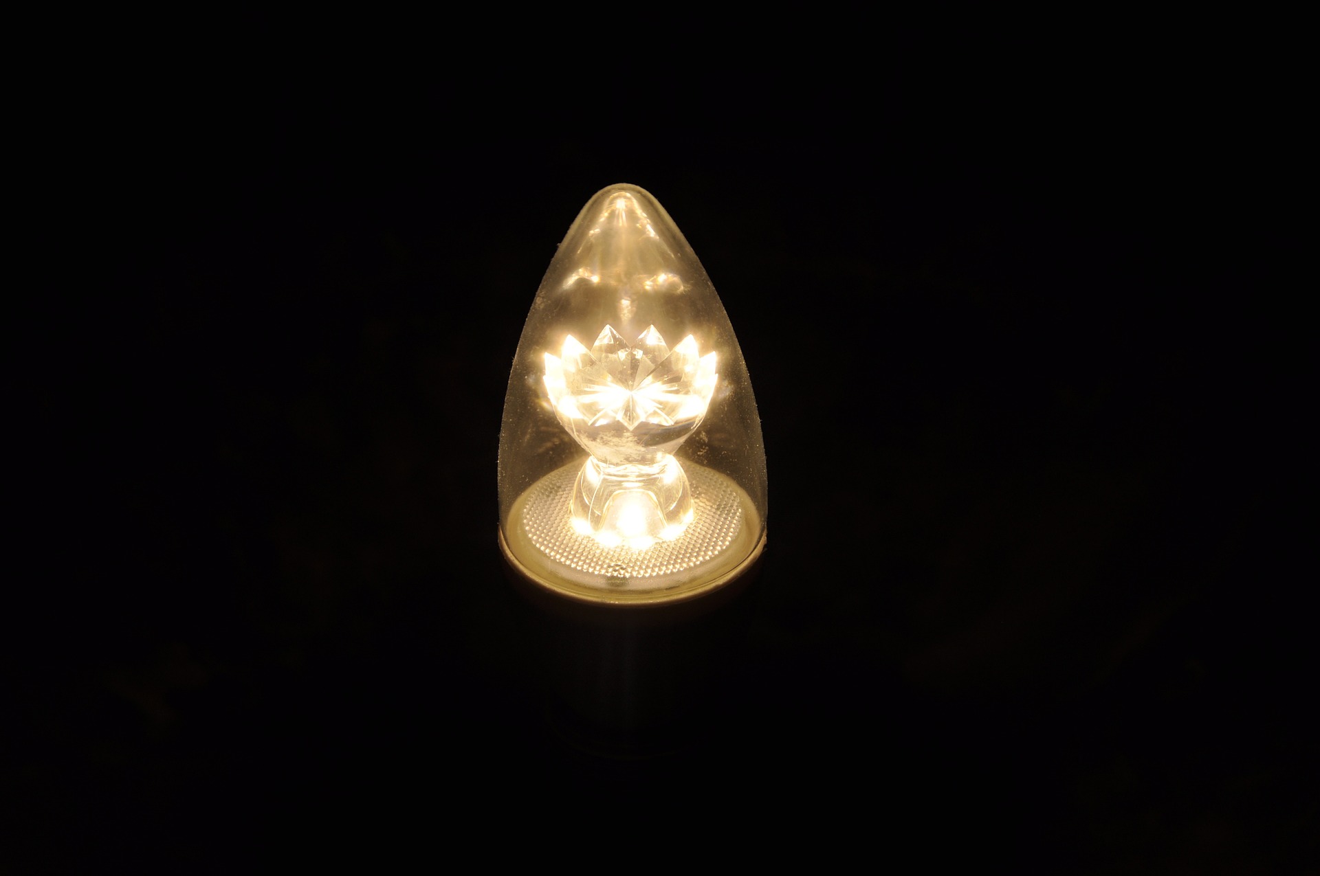 LED-lamppu valaisee kauniisti