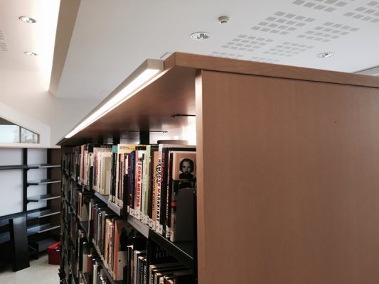 Kirjaston hyllyvalaistus LED-nauhalla