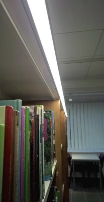 Kirjaston LED-valaistus hyllyihin