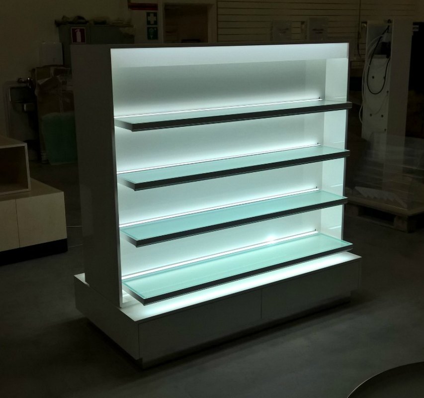Myymälän kustomoitu esillepanohylly LED-valoilla, taustavalaistu